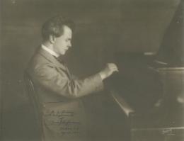 ヨゼフ・ホフマン (作曲家、ピアニスト、音楽教育家、発明家)　自筆署名入写真　　Signed Photograph of Josef Hofmann. Original autograph.