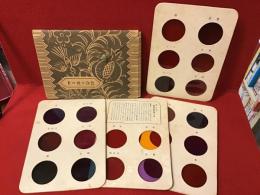 ・染色用　色合せカード　（紙製ケース　カード4枚セロファン22色）　・リーフレット「家庭染色の仕方」（385×150mm）　　