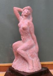  洞澤 今朝夫作　「題名不明(裸婦椅子坐像)」　1984年　テラコッタ作品　