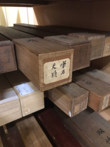 ★「漱石尺牘」と記された 　書簡の保管箱