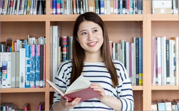 図書館の女性