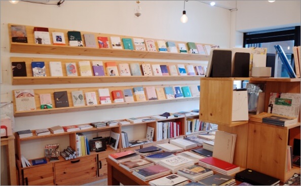 書店や古書店に直接問い合わせる