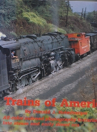 Trains of America: All-color railroad photography featuring the late steam and early diesel era 　英語版・ ハードカバー　　(戦うアメリカの鉄道：第二次世界大戦画報履歴）