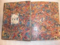 OPTIMO MAXIMO PRINCIPI  Carolo Tertio HISPANIARUM et INDIARUM　REGI 　regnorum suorum possessionem bonis avibus recuperanti hasce gemmas curiosae antiquitat1s reliquias humillime