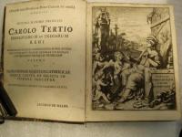 OPTIMO MAXIMO PRINCIPI  Carolo Tertio HISPANIARUM et INDIARUM　REGI 　regnorum suorum possessionem bonis avibus recuperanti hasce gemmas curiosae antiquitat1s reliquias humillime