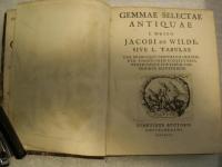 OPTIMO MAXIMO PRINCIPI  Carolo Tertio HISPANIARUM et INDIARUM　REGI 　regnorum suorum possessionem bonis avibus recuperanti hasce gemmas curiosae antiquitat1s reliquias humillime