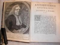 OPTIMO MAXIMO PRINCIPI  Carolo Tertio HISPANIARUM et INDIARUM　REGI 　regnorum suorum possessionem bonis avibus recuperanti hasce gemmas curiosae antiquitat1s reliquias humillime