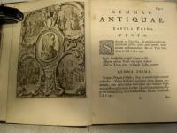 OPTIMO MAXIMO PRINCIPI  Carolo Tertio HISPANIARUM et INDIARUM　REGI 　regnorum suorum possessionem bonis avibus recuperanti hasce gemmas curiosae antiquitat1s reliquias humillime