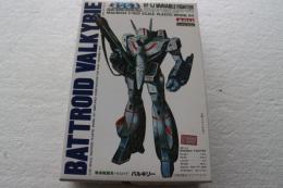 超時空要塞　マクロス　戦術戦闘用バトロイド　バルキリー　VF-1J　VARIABLE　FIGHTER　（1/100スケイル　プラモデル・キット）