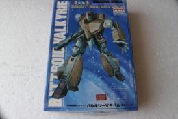 超時空要塞　マクロス　戦術戦闘用バトロイド　VF-1J　ガウォーク　バルキリー　（1/100スケイル　プラモデル・キット）