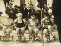 【映画スチール】続々 魚河岸の石松　大阪罷り通る　東映　昭和29年作品/キャバレー・ボンネ内部