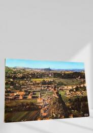 ル・ピュイ＝アン＝ヴレの町並みと岩山の教会（Le Puy-en-Velay）