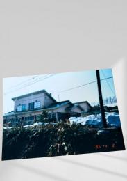1986年4月2日 雪残る社宅風建物の写真