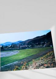 1985年5月3日 山間の学校グラウンド風景写真