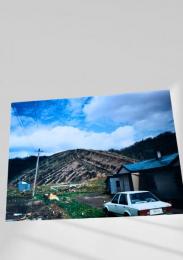 1986年5月16日 山の斜面と住宅の写真
