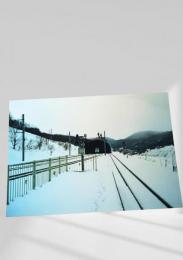雪のトンネル入口と線路