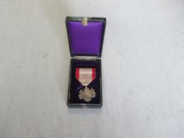 勲八等白色桐葉章