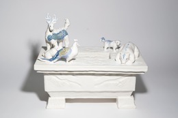 樹下動物図植木鉢 C