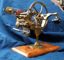「トゥルヌールTourneur」アンティーク機械　
時計の歯車を作る為の手回し旋盤　18世紀スイス製（末期？）