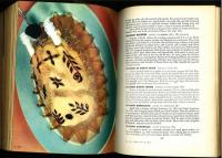 フランス大シェフ8人のフランス料理芸術　 古今地方伝統レシピ3750点　ワイン・ソムリエ・ガイド 
 The Art of French Cooking. 3750 recipes created by the Great Chefs of France, including Ali-Bab, E.Darenne, E.Duval, A.Escoffier, Ph.Gilbert, P.Montagn_, H.-P.Pellaprat, Urbain-Dubois. From hors d'_uvre to pastries, from he specialitties of the great Paris restaurants to the heritage of French provincial cookery, historic & modern menus, traditional French gourmet lore, & a sommelier's guide to the correct selection & service of wines with detailed listes of vintage years.