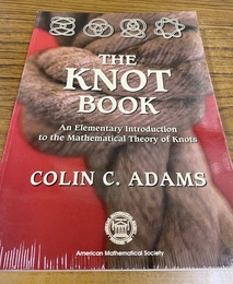 The Knot Book (Soft) An Elementary Introduction to the Mathematical Theory of Knots (英) 結び目の数学：結び目理論への初等的入門