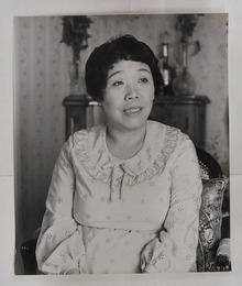 田辺聖子肖像写真　モノクロ　裏面に文藝春秋のゴム印有　３０４×２５４ミリ　四方角にテープ跡有