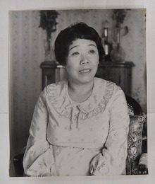 田辺聖子肖像写真　モノクロ　裏面に文藝春秋のゴム印有　３０４×２５４ミリ　四方角にテープ跡有