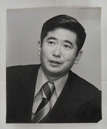 石原慎太郎肖像写真　モノクロ　裏面に文藝春秋のゴム印有　３０４×２５４ミリ　四方角にテープ跡有　右下少欠