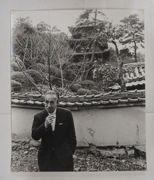 井上靖肖像写真　モノクロ　裏面に文藝春秋のゴム印有　３０４×２５４ミリ　四方角にテープ跡有