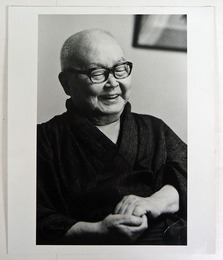 井伏鱒二肖像写真　モノクロ　２８４×１８５ミリ　田村武能の刻印入　少痛　裏面少テープ跡有