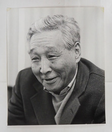 安岡章太郎肖像写真　モノクロ　裏面に文藝春秋のゴム印有　３０４×２５４ミリ　四方角にテープ跡有