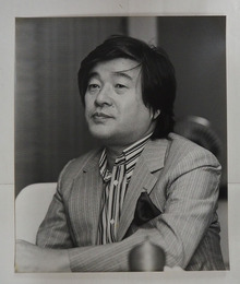 丸谷才一肖像写真　モノクロ　裏面に文藝春秋のゴム印有　３０４×２５４ミリ　四方角にテープ跡有