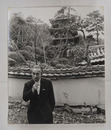 井上靖肖像写真　モノクロ　裏面に文藝春秋のゴム印有　３０４×２５４ミリ　四方角にテープ跡有