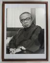松本清張肖像写真額　モノクロ　裏面に文藝春秋のゴム印有　写真３０４×２５４ミリ　四方角にテープ跡有