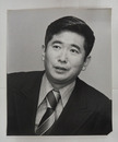石原慎太郎肖像写真　モノクロ　裏面に文藝春秋のゴム印有　３０４×２５４ミリ　四方角にテープ跡有　右下少欠