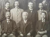 [仮題]　明治生命創立者・阿部泰蔵を囲む記念集合写真　