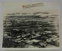 [複製写真]　「神奈川台町方面から鉄道線の築堤（神奈川駅）　(上)明治5年(下)明治40年」　