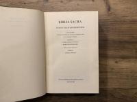 BIBLIA SACRA   IUXTA VULGATA VERSIONEM  ADIUVANTIBUS BONIFATIO FISCHER OSB, IOHANNE GRIBOMONT OSB, H. F. D. SPARKS, W. THIELE  RECENSUIT ET BREVI APPARATU INSTRUXIT ROBERTUS WEBER OSB  EDITO ALTERA EMENDATA  TOMUS I  GENESIS-PSALMI  TOMUS II  PROVERBIA-APOCALYPSIS  APPENDIX