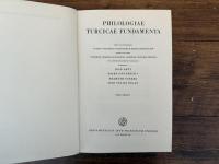 PHILOLOGIAE TURCICAE FUNDAMENTA    IUSSU ET AUCTORIATE UNIONIS UNIVERSALE STUDIOSORUM RERUM ORIENTALIUM AUXILIO ET OPERA UNITARUM NATIONUM EDUCATIONIS SCIENTIAE CULTURAE ORDINIS UNA CUM PRAESTANTIBUS TURCOLOGIS