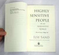 Highly Sensitive People in an Insensitive World. How to Create a Happy Life. (英) 鈍感な世界に生きる 敏感な人たち
