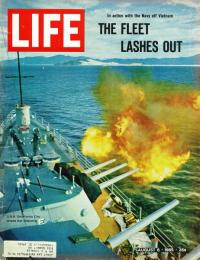 洋雑誌 LIFE 1965年8月6日　表紙: ヴェトコンを砲撃する米戦艦 (表紙写真家: Bill Ray)