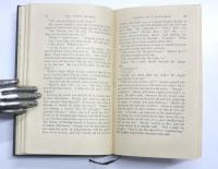 A Modern Comedy. I. The White Monkey. A Silent Wooing. II. The Silver Spoon. Passers By. III. Swan Song. [The Works of John Galsworthy Grove Edition，Vols.19-21] 現代喜劇　