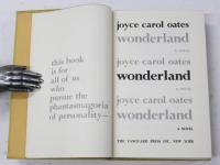 Wonderland. A Novel. ワンダーランド　