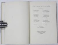 (英)The New Keepsake. Contributions by Maurice Baring，Max Beerbohm，Clive Bell，Hilaire Belloc，Stella Benson，Lord Berners，Edmund Blunden，Ivor Brown，Lord David Cecil，Cyril Connolly，Aldous Huxley，Rose Macaulay，H.J. Massingham，Raymond Mortimer，Harold Nicolson，Naomi Royde-Smith，V. Sackville-West，Siegfried Sassoon，J.C. Squire，H.M. Tomlinson，Hugh Walpole，Dorothy Wellesley，R.H. Wilenski，W.B. Yeats. Decorated by Rex Whistler.