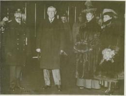 イギリス国王ジョージ5世と王妃メアリー、アメリカ合衆国大統領　ウッドロウ・ウィルソン夫妻　King George V， Queen Consort Mary of Teck， US President Woodrow Wilson and his wife， as he President leaves the country， at a London railway station (unsigned).