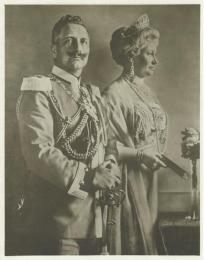 ドイツ皇帝 ヴィルヘルム2世と皇后アウグステ・ヴィクトリア 肖像写真 (署名なし)　　Photograph of Wilhelm II and Augusta Victoria of Schleswig-Holstein (unsigned).
