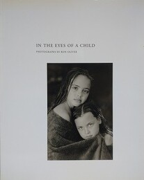 In the Eyes of a Child　Photographs by Ron Oliver　（ロン・オリバー写真集）
