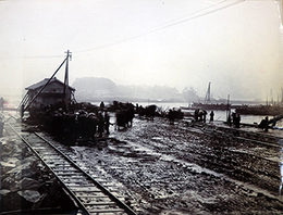 写真長崎県水交社前海軍中佐服部雄吉君像・海兵団用具格納庫