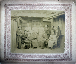 大版写真明治２９年琉球国那覇港浅田旅館庭内