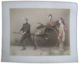 明治期手彩写真　人力車に乗る女性１